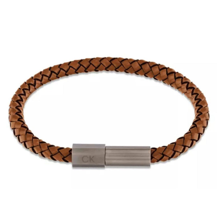 Ανδρικό δερμάτινο βραχιόλι Calvin Klein 35100046 σε καφέ χρώμα με πλεκτό σχέδιο και κούμπωμα από ανοξείδωτο ατσάλι σε ανθρακί χρώμα.