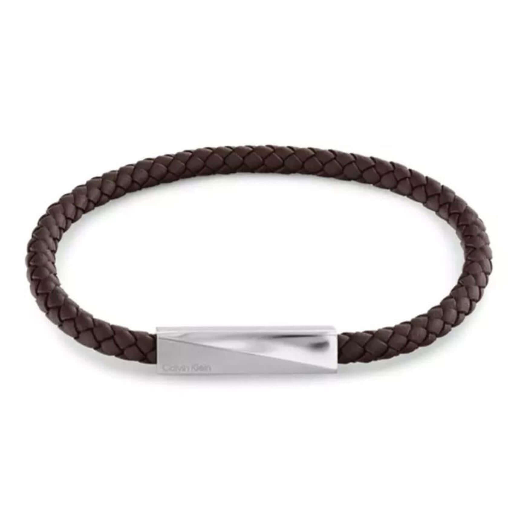 Ανδρικό δερμάτινο βραχιόλι Calvin Klein 35100064 σε καφέ χρώμα με πλεκτό σχέδιο και ασημί κούμπωμα από ανοξείδωτο ατσάλι.