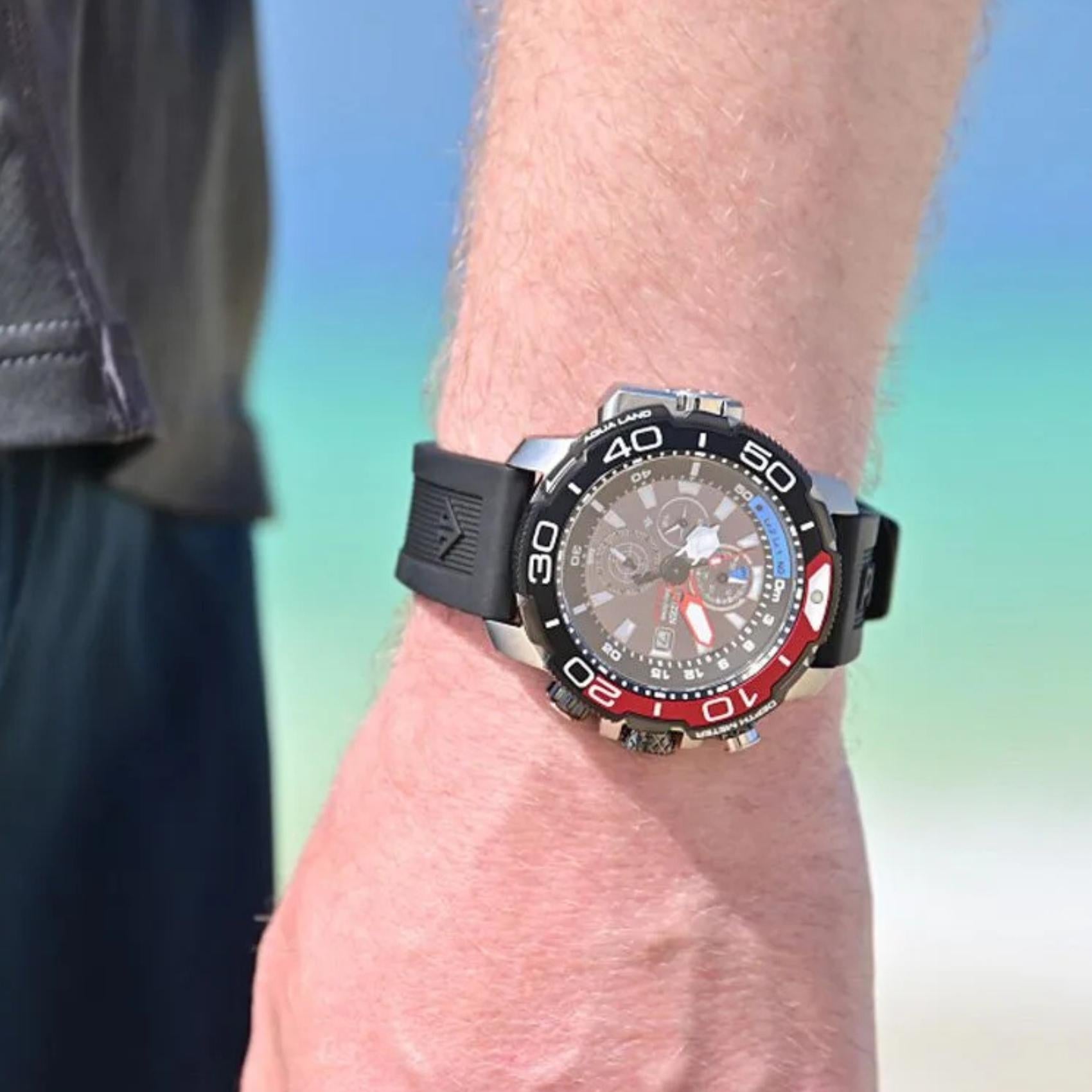 Ανδρικό καταδυτικό ρολόι Citizen Promaster Aqualand BJ2167-03E φορεμένο στον καρπό με μαύρο λουράκι από καουτσούκ.