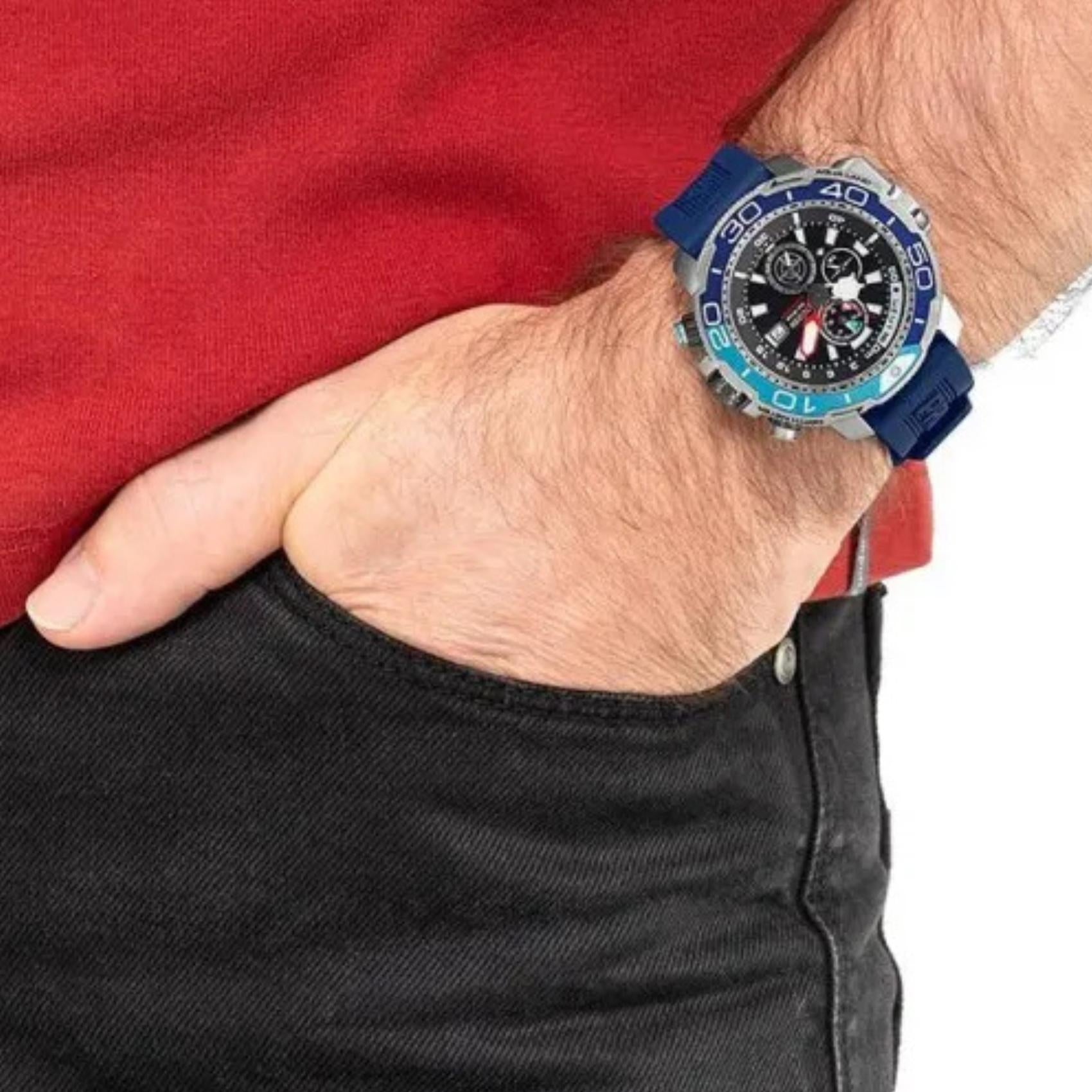 Ανδρικό καταδυτικό ρολόι Citizen Promaster Aqualand BJ2169-08E φορεμένο στον καρπό με μπλε λουράκι από καουτσούκ.
