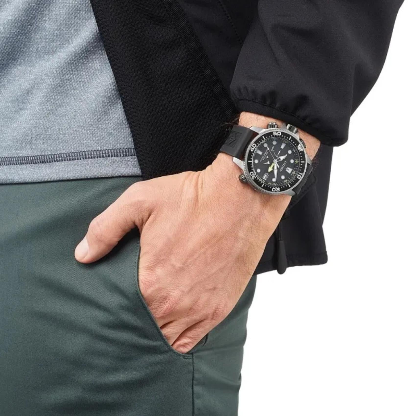 Ανδρικό καταδυτικό ρολόι Citizen Promaster Divers BN2036-14E φορεμένο στον καρπό με μαύρο λουράκι από καουτσούκ.