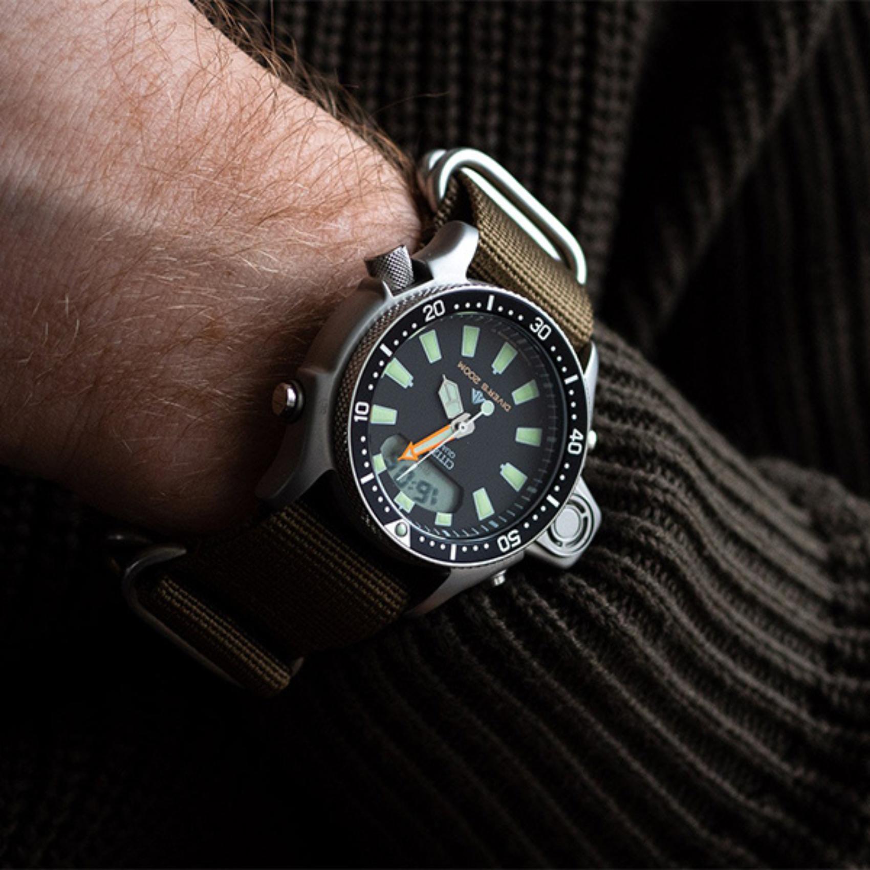 Ανδρικό καταδυτικό ρολόι Citizen Promaster Divers JP2000-08E φορεμένο στον καρπό με μαύρο λουράκι από καουτσούκ.