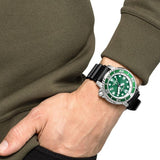 Ανδρικό καταδυτικό ρολόι Citizen Promaster Eco-Drive BN0158-18X φορεμένο στον καρπό με μαύρο λουράκι από καουτσούκ.