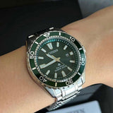 Ανδρικό καταδυτικό ρολόι Citizen Promaster Eco-Drive BN0199-53X φορεμένο στον καρπό με ασημί μπρασελέ από ανοξείδωτο ατσάλι.
