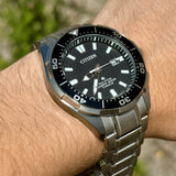 Ανδρικό καταδυτικό ρολόι Citizen Promaster Eco-Drive BN0200-81E φορεμένο στον καρπό με ασημί μπρασελέ από τιτάνιο.