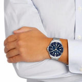 Ανδρικό καταδυτικό ρολόι Citizen Promaster Eco-Drive BN0201-88L φορεμένο στον καρπό με ασημί μπρασελέ από τιτάνιο.