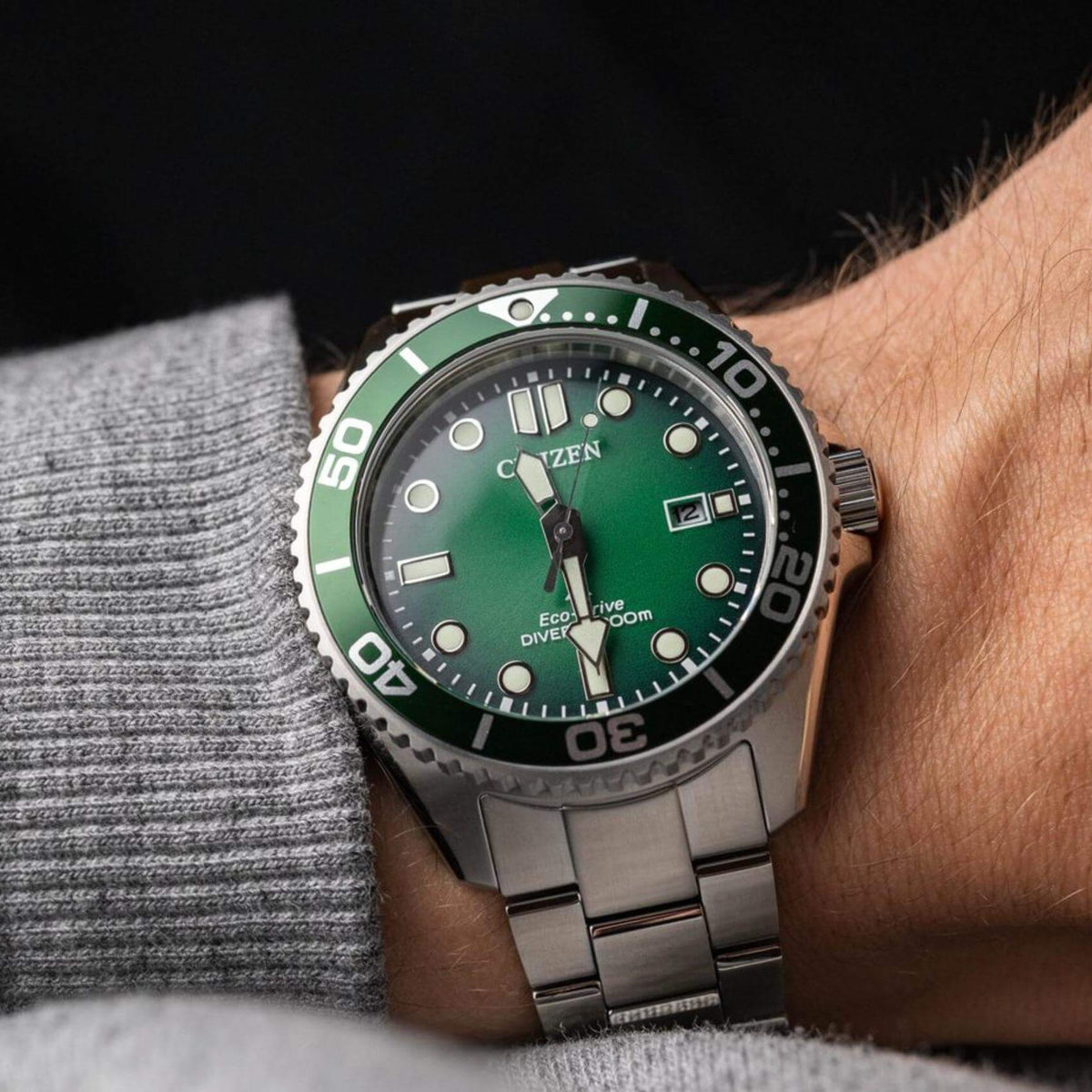 Ανδρικό καταδυτικό ρολόι Citizen Promaster Eco-Drive Divers BN0269-50W φορεμένο στον καρπό με ασημί μπρασελέ από ανοξείδωτο ατσάλι.