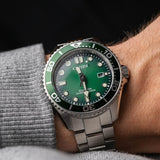 Ανδρικό καταδυτικό ρολόι Citizen Promaster Eco-Drive Divers BN0269-50W φορεμένο στον καρπό με ασημί μπρασελέ από ανοξείδωτο ατσάλι.