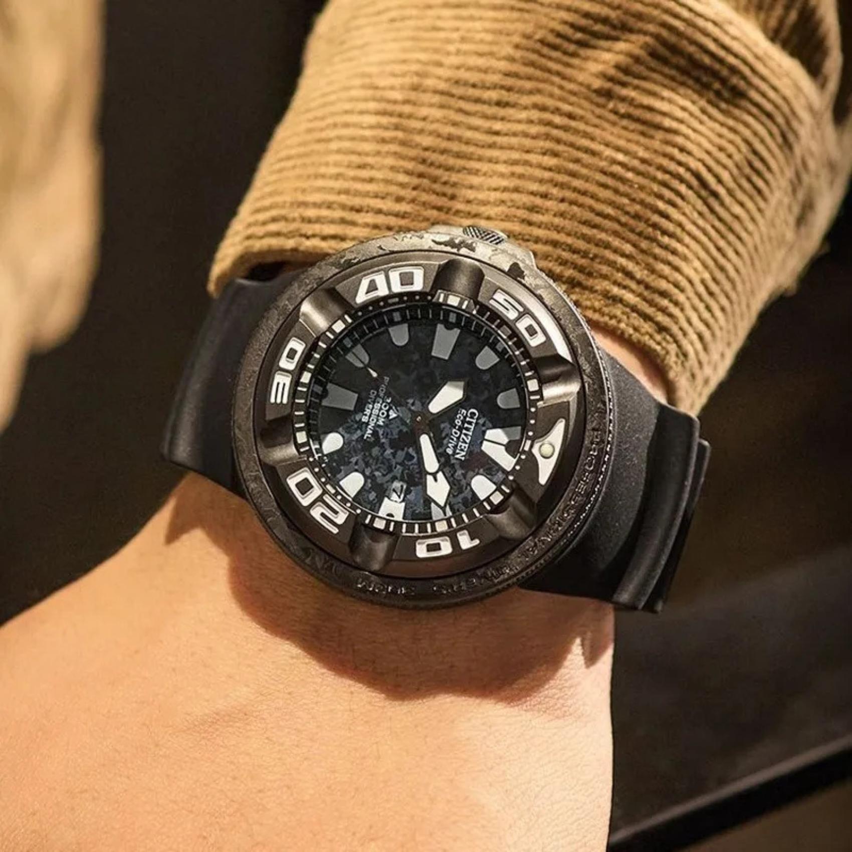 Συλλεκτικό ρολόι Citizen Promaster Godzilla BJ8056-01E φορεμένο στον καρπό με μαύρο λουράκι.