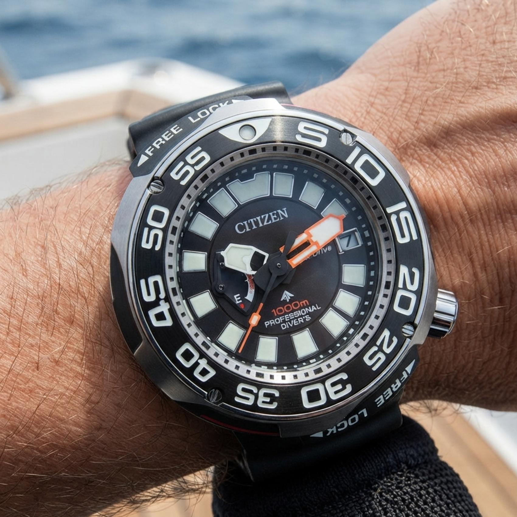 Ανδρικό καταδυτικό ρολόι Citizen Promaster Professional Diver 1000 BN7020-09E φορεμένο στον καρπό με μαύρο λουράκι από καουτσούκ.