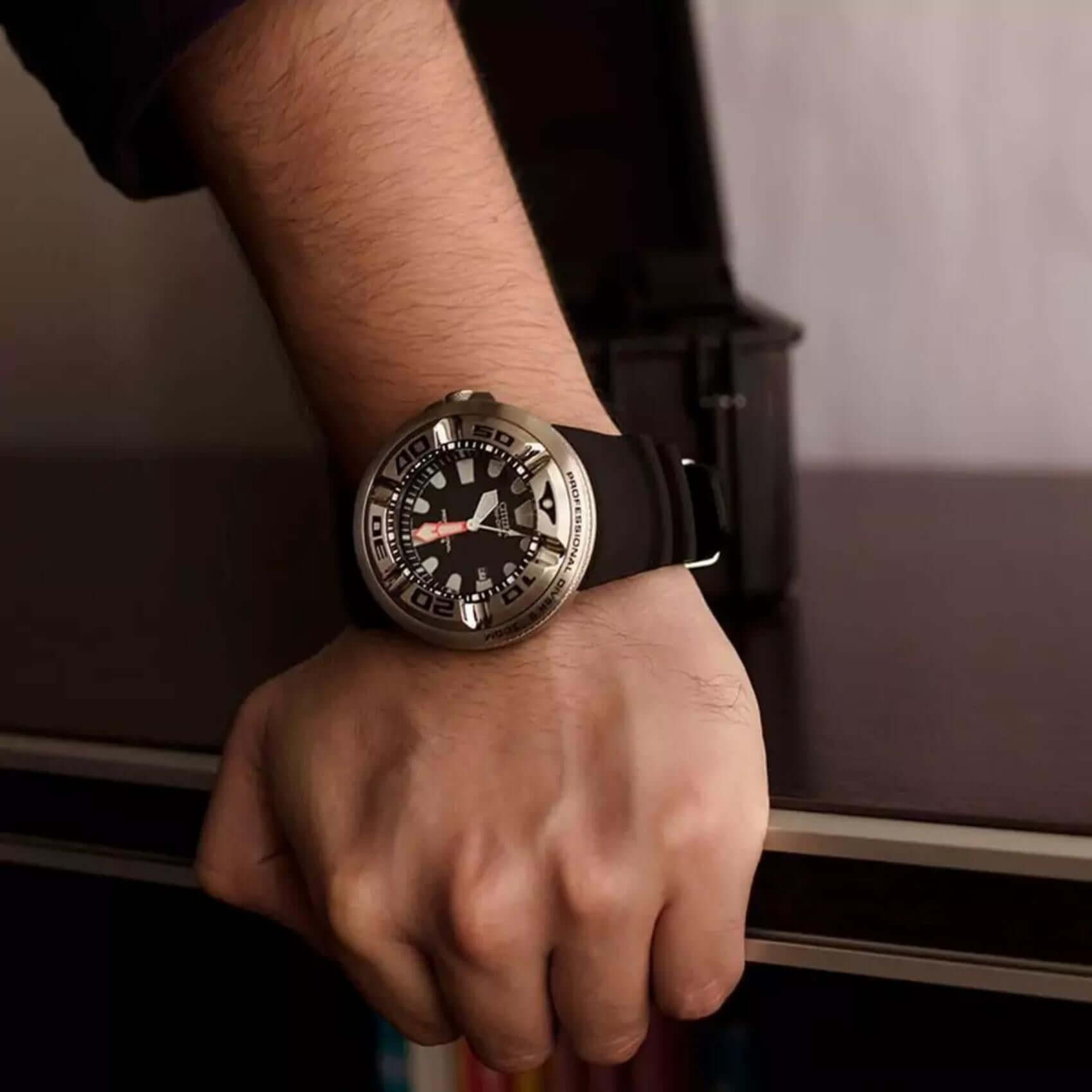 Ανδρικό καταδυτικό ρολόι Citizen Promaster Professional Diver 300 BJ8050-08E φορεμένο στον καρπό με μαύρο λουράκι από καουτσούκ.