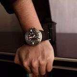 Ανδρικό καταδυτικό ρολόι Citizen Promaster Professional Diver 300 BJ8050-08E φορεμένο στον καρπό με μαύρο λουράκι από καουτσούκ.