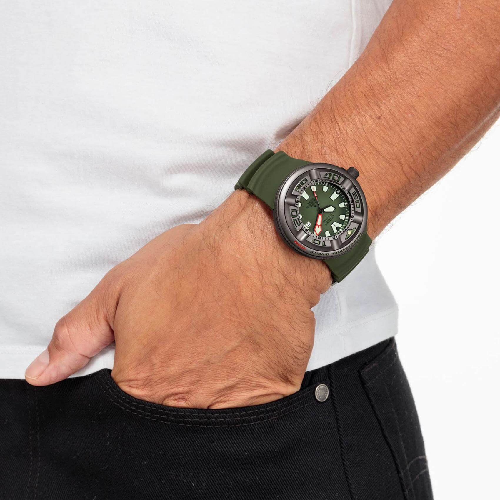 Ανδρικό καταδυτικό ρολόι Citizen Promaster Professional Diver 300 BJ8057-17X φορεμένο στον καρπό με πράσινο λουράκι από καουτσούκ.