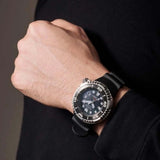 Ανδρικό καταδυτικό ρολόι Citizen Promaster Professional Diver 300 BN1024-01E φορεμένο στον καρπό με μαύρο λουράκι από καουτσούκ.