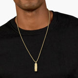 Ανδρικό κολιέ Lacoste 2040537 κατασκευασμένο από ανοξείδωτο ατσάλι σε χρυσό χρώμα, φορεμένο στο λαιμό.