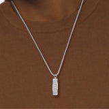 Ανδρικό κολιέ Lacoste 2040536 κατασκευασμένο από ανοξείδωτο ατσάλι σε ασημί χρώμα με ορθογώνιο μοτίφ με το λογότυπο της εταιρείας, φορεμένο