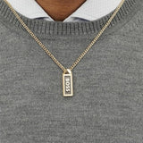 Μοντέλο φορά το ανδρικό κολιέ Boss 1580678 με χρυσή ατσάλινη αλυσίδα και διπλής όψης μαύρο/χρυσό κρεμαστό