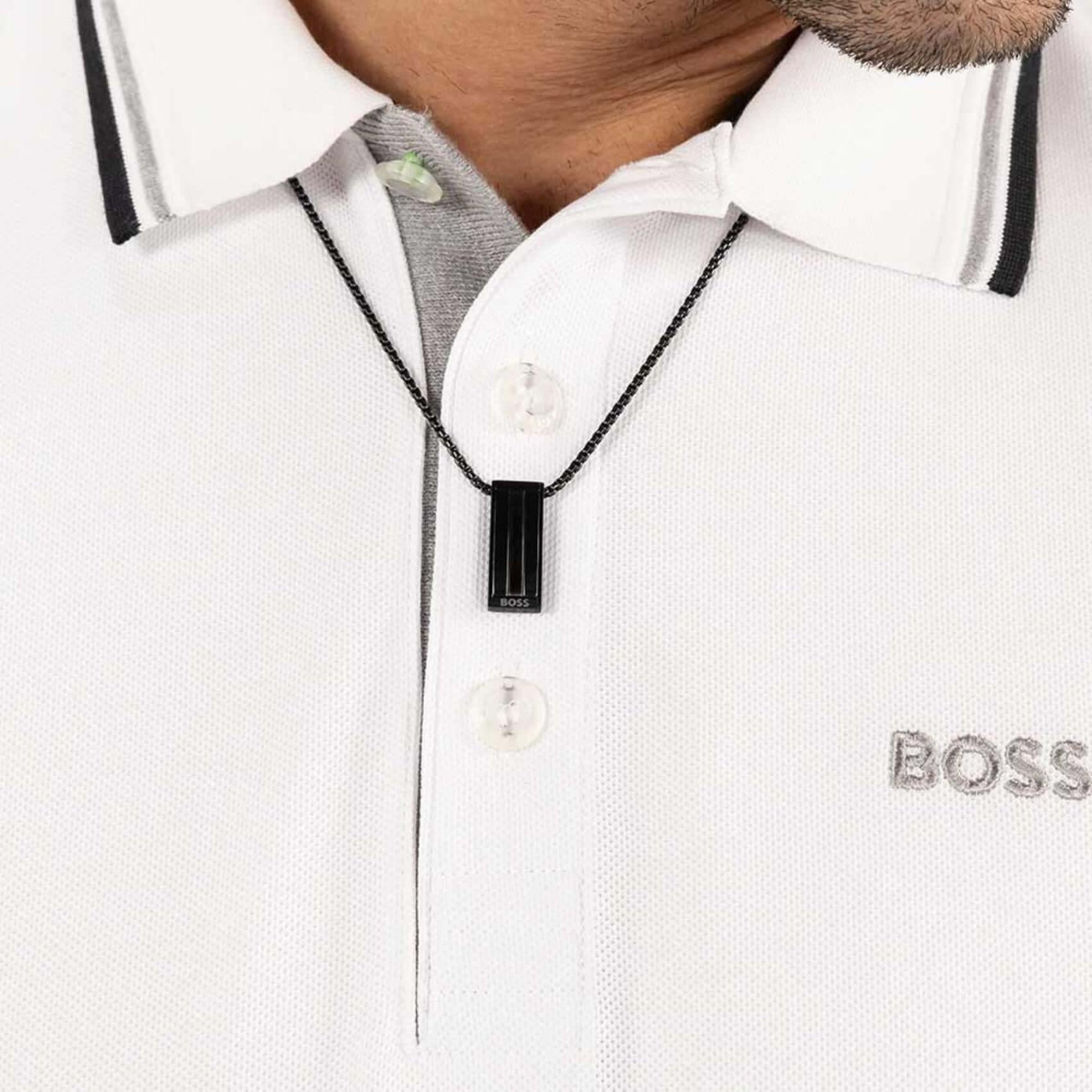 Ανδρικό κολιέ Boss 1580834 φορεμένο από ανοξείδωτο ατσάλι σε μαύρο χρώμα.
