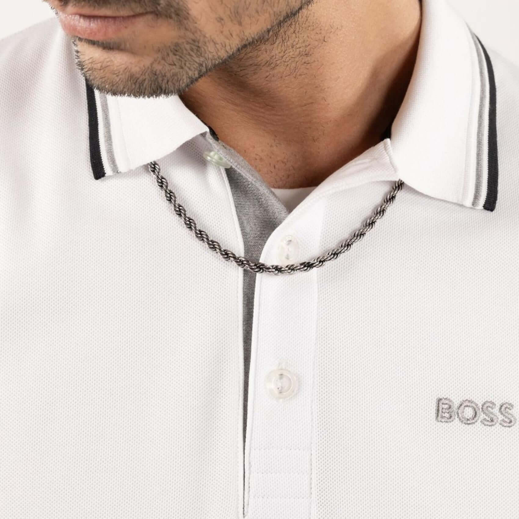 Ανδρικό κολιέ Boss 1580839 φορεμένο σε ασημί χρώμα με αλυσίδα ιδιαίτερης πλέξης 55cm.
