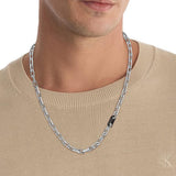 Μοντέλο φορά το ανδρικό κολιέ Calvin Klein 35100067 από ανοξείδωτο ατσάλι σε ασημί χρώμα με μαύρο κούμπωμα