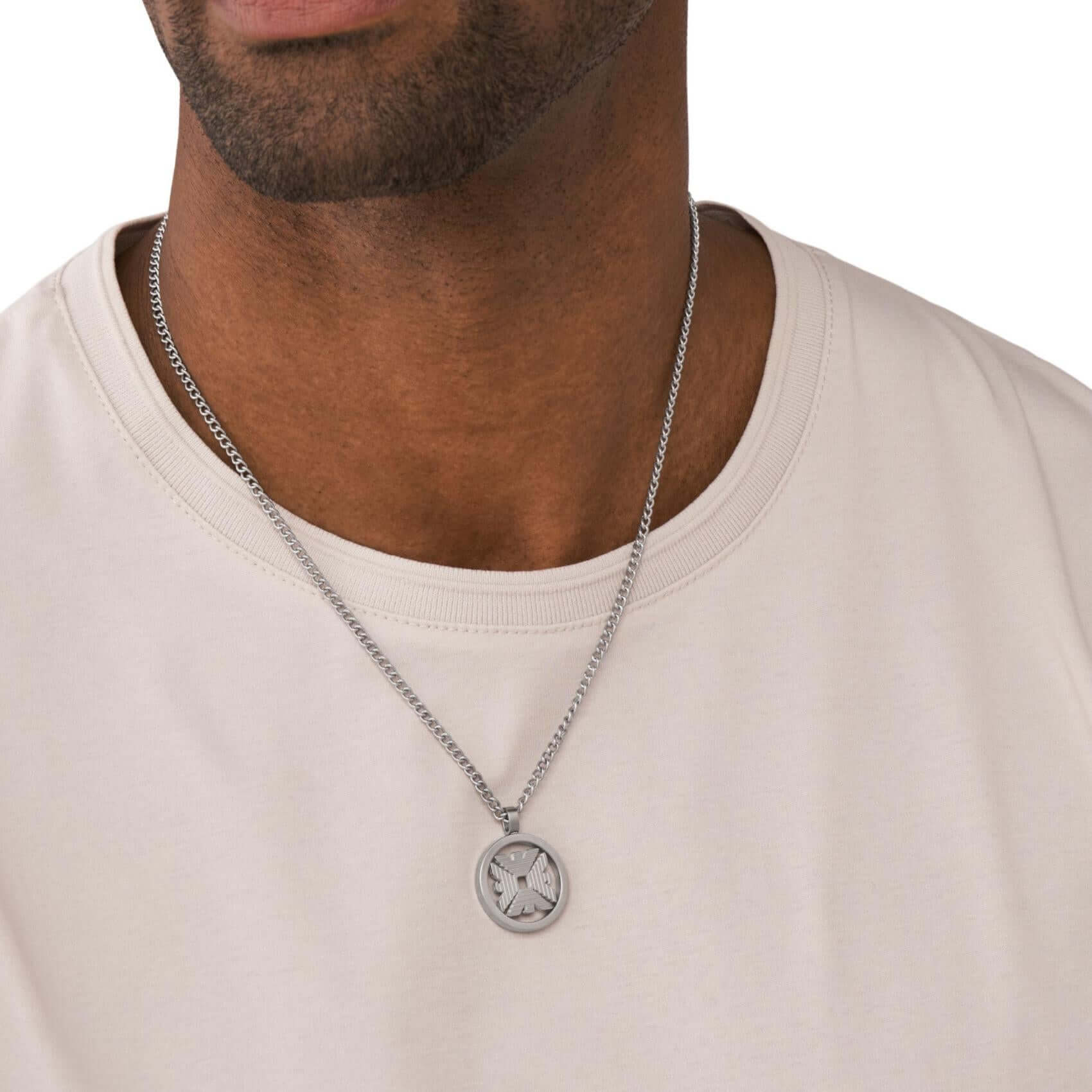 Ανδρικό κολιέ Emporio Armani Eagle Logo EGS3040040 φορεμένο με ατσάλινη αλυσίδα σε ασημί χρώμα.