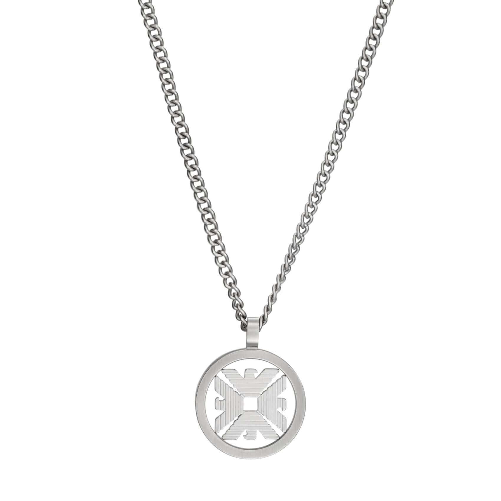 Λεπτομέρεια από το ανδρικό κολιέ Emporio Armani Eagle Logo EGS3040040 με ασημί στρογγυλό μενταγιόν και λογότυπο.