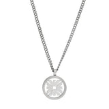 Λεπτομέρεια από το ανδρικό κολιέ Emporio Armani Eagle Logo EGS3040040 με ασημί στρογγυλό μενταγιόν και λογότυπο.