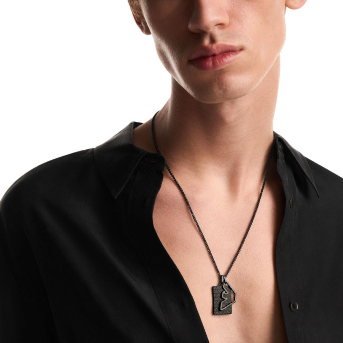 Ανδρικό κολιέ Emporio Armani Eagle Logo EGS3384001 ταυτότητα μαύρο φορεμένο στον λαιμό
