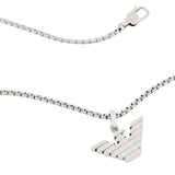 Λεπτομέρεια από το ανδρικό κολιέ Emporio Armani EGS3169040 με κρεμαστό μοτίφ από ανοξείδωτο ατσάλι σε ασημί χρώμα.
