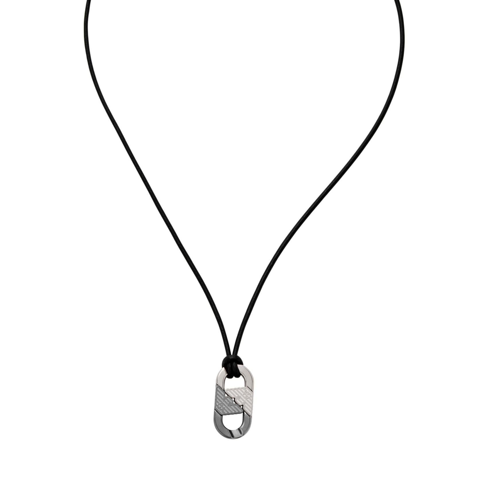 Λεπτομέρεια από το ανδρικό κολιέ Emporio Armani EGS3170040 με δίχρωμο ατσάλινο κρεμαστό μοτίφ αετού