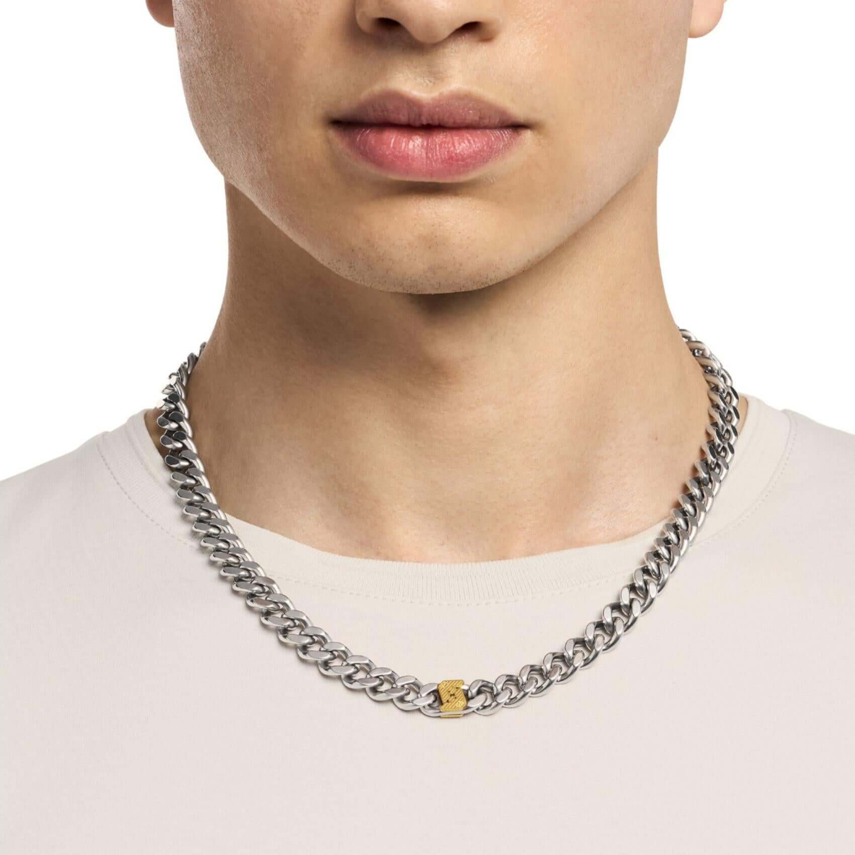 Ανδρικό κολιέ Emporio Armani EGS3187040 φορεμένο στον λαιμό, με ασημί ατσάλινη αλυσίδα και χρυσό σύνδεσμο, που παρουσιάζει τη ρυθμιζόμενη εφαρμογή 45–52cm.