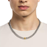 Ανδρικό κολιέ Emporio Armani EGS3187040 φορεμένο στον λαιμό, με ασημί ατσάλινη αλυσίδα και χρυσό σύνδεσμο, που παρουσιάζει τη ρυθμιζόμενη εφαρμογή 45–52cm.