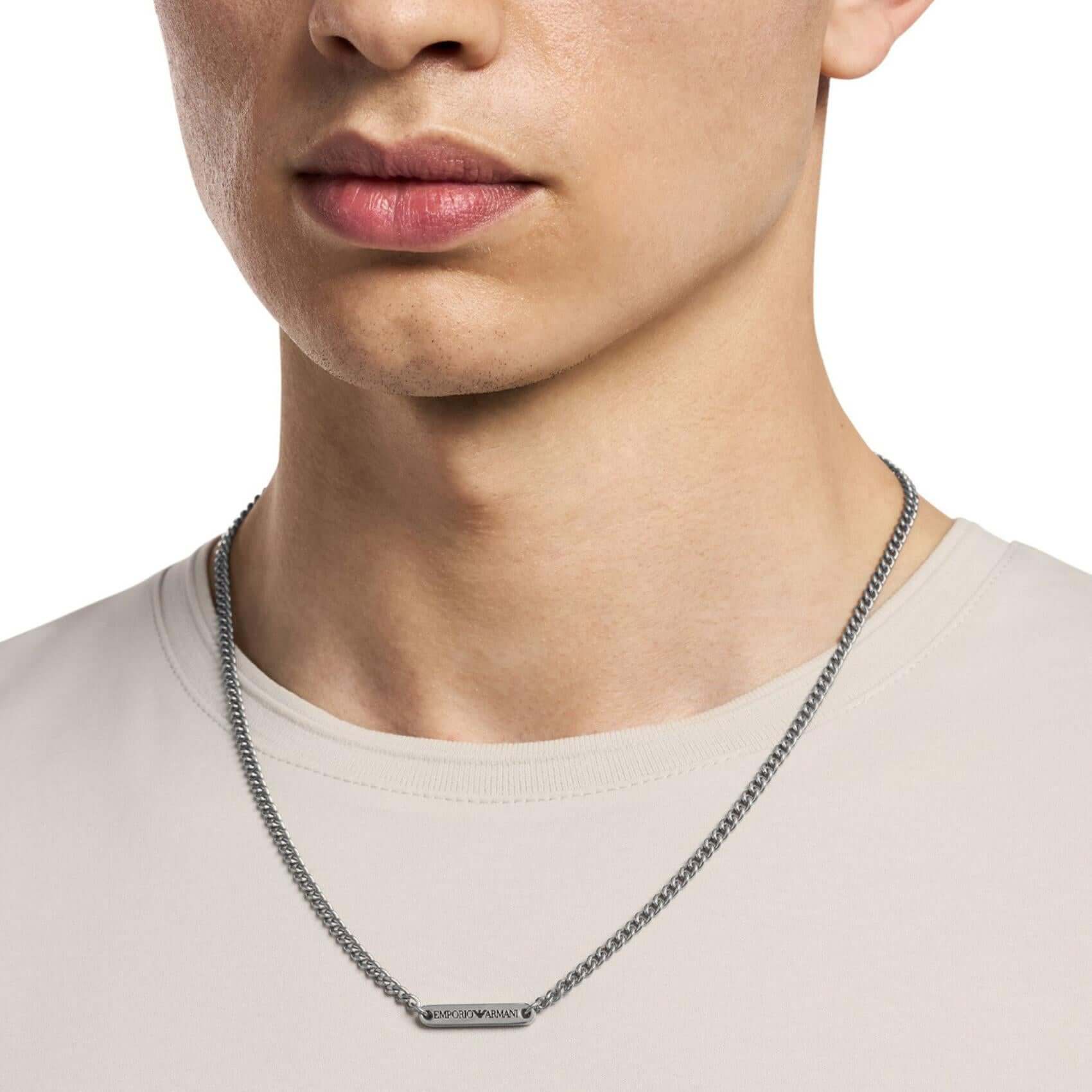 Ανδρικό κολιέ Emporio Armani EGS3188040 ατσάλινο με αλυσίδα και ταυτότητα σε ασημί χρώμα, φορεμένο.