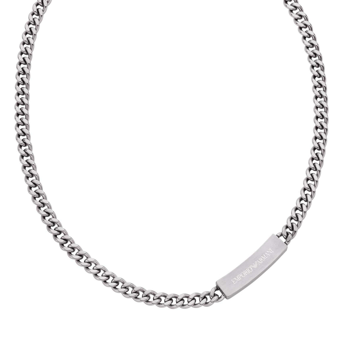 Λεπτομέρεια από το ανδρικό κολιέ Emporio Armani EGS3303040 από ανοξείδωτο ατσάλι σε ασημί χρώμα με μοτίφ ταυτότητα στην αλυσίδα.