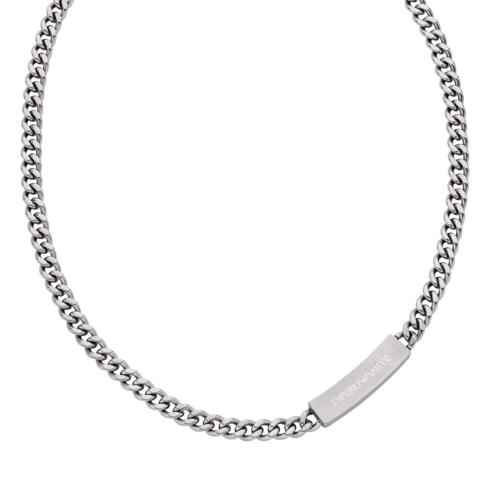 Λεπτομέρεια από το ανδρικό κολιέ Emporio Armani EGS3303040 από ανοξείδωτο ατσάλι σε ασημί χρώμα με μοτίφ ταυτότητα στην αλυσίδα.