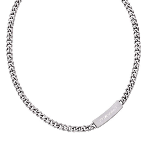Λεπτομέρεια από το ανδρικό κολιέ Emporio Armani EGS3303040 από ανοξείδωτο ατσάλι σε ασημί χρώμα με μοτίφ ταυτότητα στην αλυσίδα.