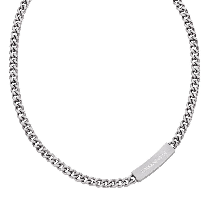 Λεπτομέρεια από το ανδρικό κολιέ Emporio Armani EGS3303040 από ανοξείδωτο ατσάλι σε ασημί χρώμα με μοτίφ ταυτότητα στην αλυσίδα.