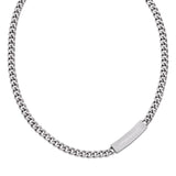 Λεπτομέρεια από το ανδρικό κολιέ Emporio Armani EGS3303040 από ανοξείδωτο ατσάλι σε ασημί χρώμα με μοτίφ ταυτότητα στην αλυσίδα.