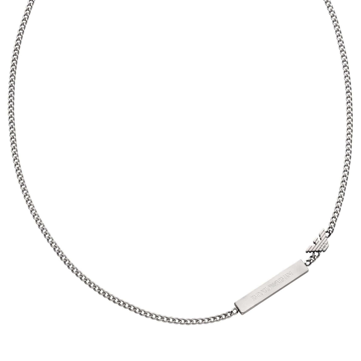 Λεπτομέρεια από το ανδρικό κολιέ Emporio Armani EGS3309040 από ανοξείδωτο ατσάλι σε ασημί χρώμα με μοτίφ ταυτότητα και λογότυπο στην αλυσίδα.
