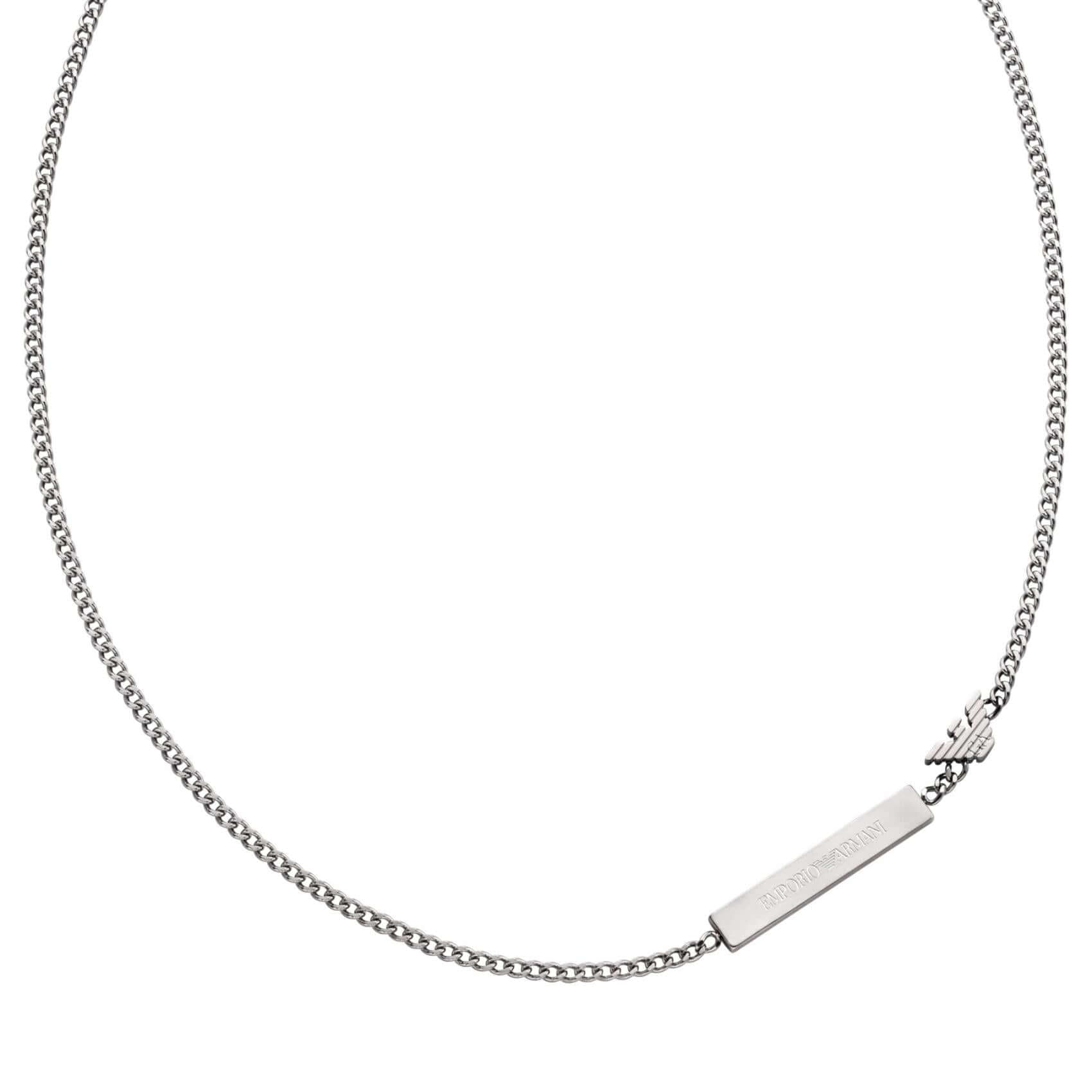 Λεπτομέρεια από το ανδρικό κολιέ Emporio Armani EGS3309040 από ανοξείδωτο ατσάλι σε ασημί χρώμα με μοτίφ ταυτότητα και λογότυπο στην αλυσίδα.