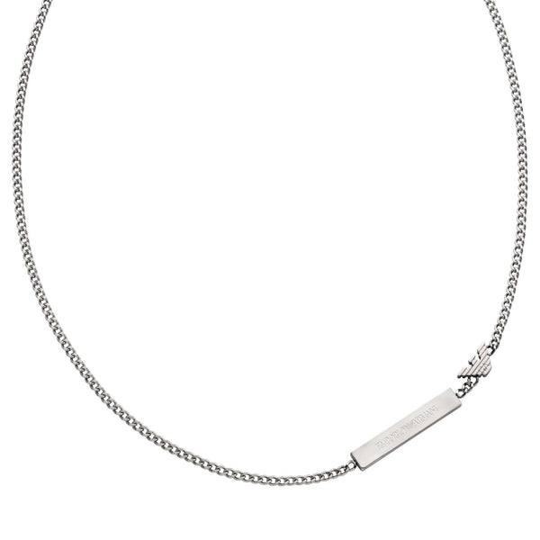 Λεπτομέρεια από το ανδρικό κολιέ Emporio Armani EGS3309040 από ανοξείδωτο ατσάλι σε ασημί χρώμα με μοτίφ ταυτότητα και λογότυπο στην αλυσίδα.