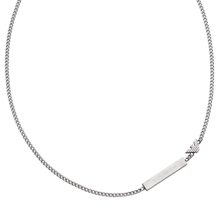 Λεπτομέρεια από το ανδρικό κολιέ Emporio Armani EGS3309040 από ανοξείδωτο ατσάλι σε ασημί χρώμα με μοτίφ ταυτότητα και λογότυπο στην αλυσίδα.
