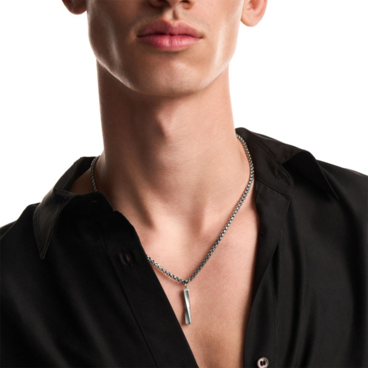Ανδρικό κολιέ Emporio Armani Iconic Trend EGS3366040 μπάρα ασημί φορεμένο στον λαιμό