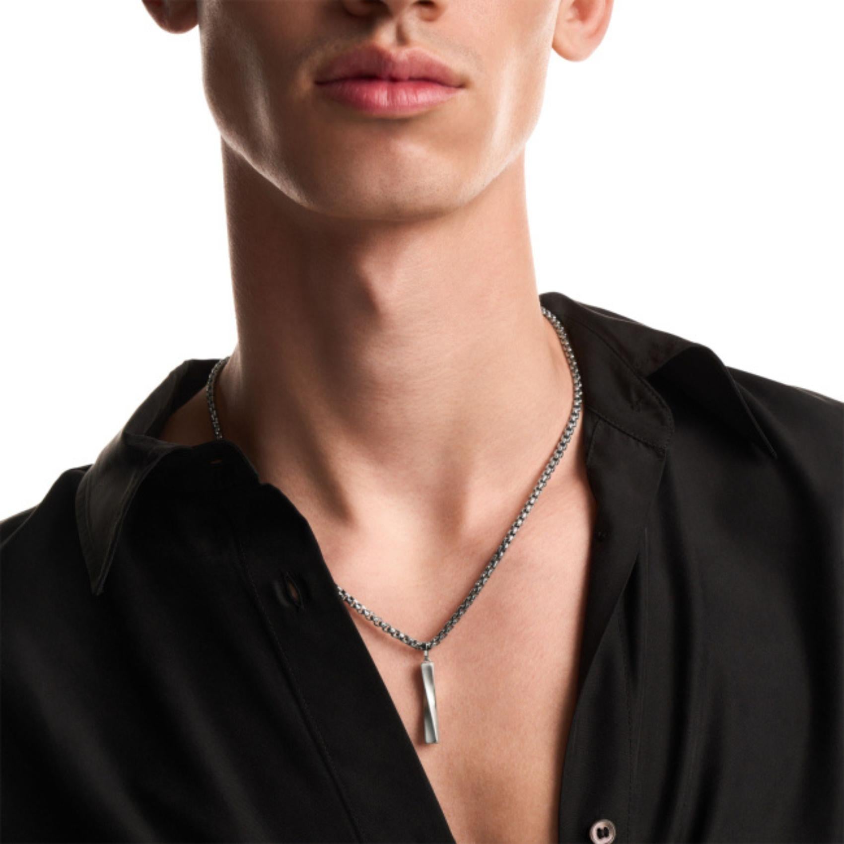 Ανδρικό κολιέ Emporio Armani Iconic Trend EGS3366040 μπάρα ασημί φορεμένο στον λαιμό