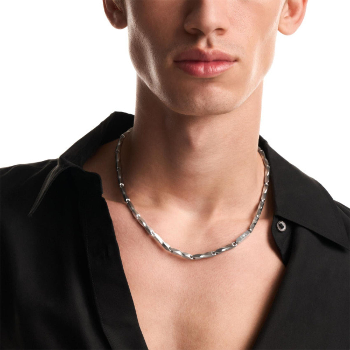 Ανδρικό κολιέ Emporio Armani Iconic Trend EGS3368040 αλυσίδα ασημί φορεμένο στον λαιμό
