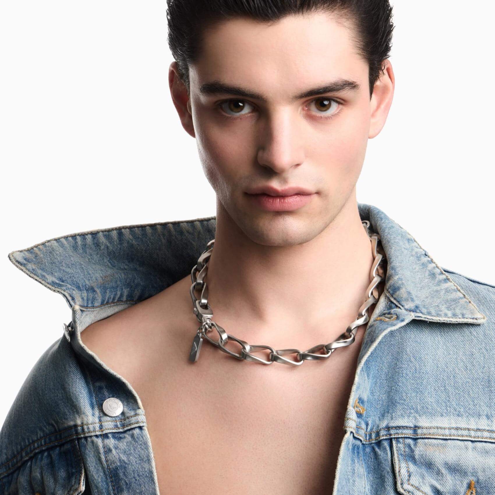Ανδρικό κολιέ Emporio Armani Trend EGS3301040 φορεμένο με ασημί ατσάλινη αλυσίδα σε σχέδιο κρίκο-κρίκο.
