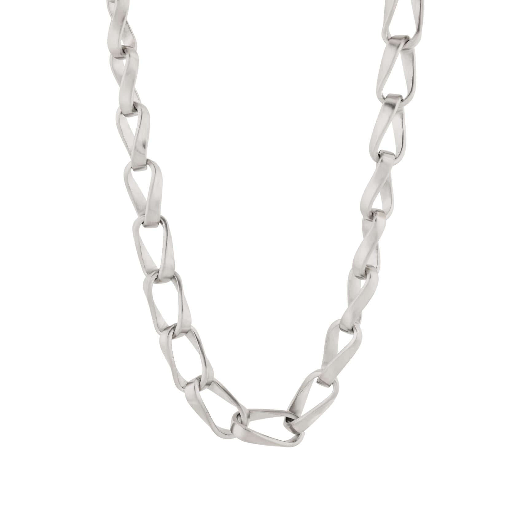 Λεπτομέρεια από το ανδρικό κολιέ Emporio Armani Trend EGS3301040 με ασημί ατσάλινη αλυσίδα σε σχέδιο κρίκο-κρίκο.