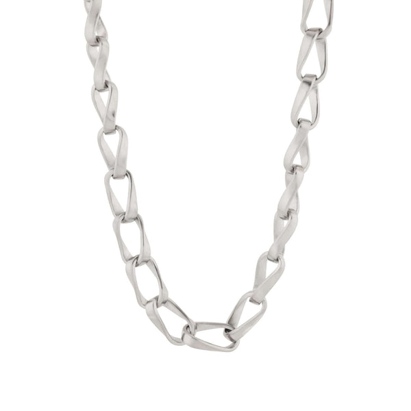 Λεπτομέρεια από το ανδρικό κολιέ Emporio Armani Trend EGS3301040 με ασημί ατσάλινη αλυσίδα σε σχέδιο κρίκο-κρίκο.