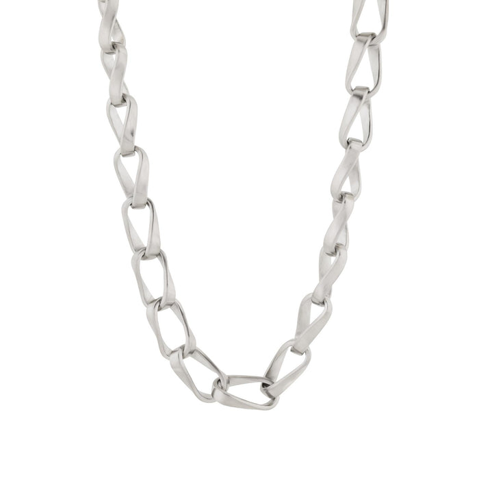Λεπτομέρεια από το ανδρικό κολιέ Emporio Armani Trend EGS3301040 με ασημί ατσάλινη αλυσίδα σε σχέδιο κρίκο-κρίκο.