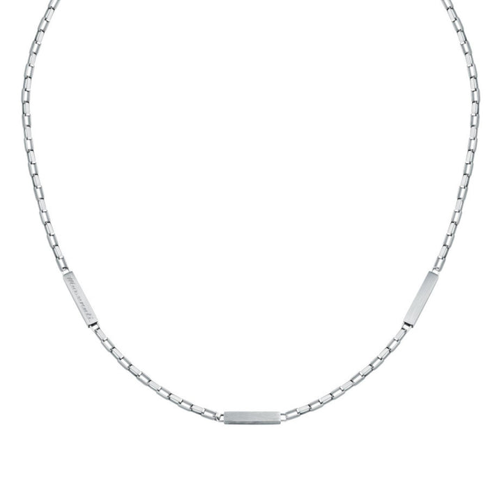 Κοντινή λεπτομέρεια στο ασημί φινίρισμα του ανδρικού κολιέ Maserati JM425AVD110 από ανοξείδωτο ατσάλι.